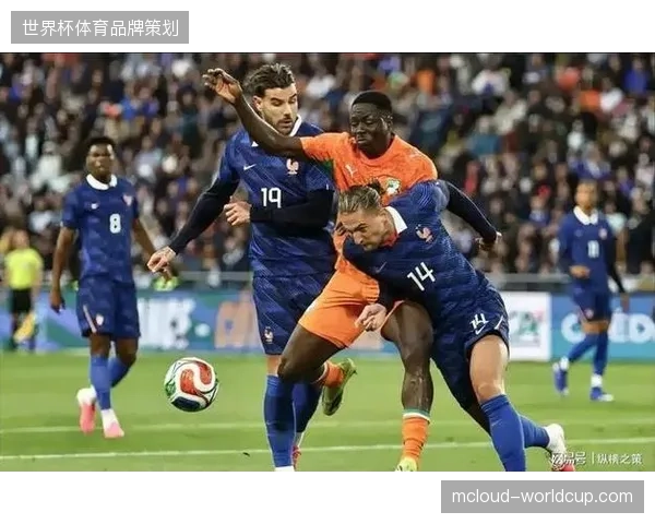法国后卫卢卡斯·埃尔南德斯在重伤后恢复训练，但其比赛状态成为德尚防线上的未知数
